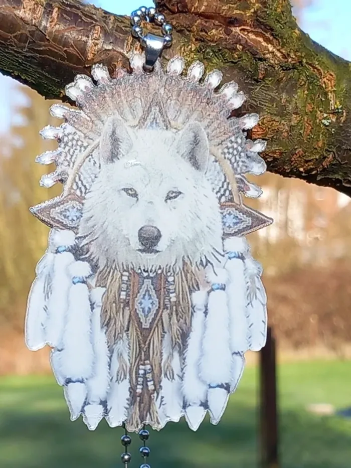 Pendentif loup blanc en acrylique pour accrocher dans une voiture au retroviseur - photo numéro 2