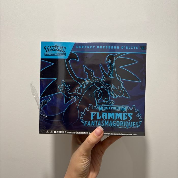 Pokémon Coffret Dresseur D’Élite Méga-Évolution – Flammes Fantasmagoriques JCC - 9 Boosters + Accessoires Premium
