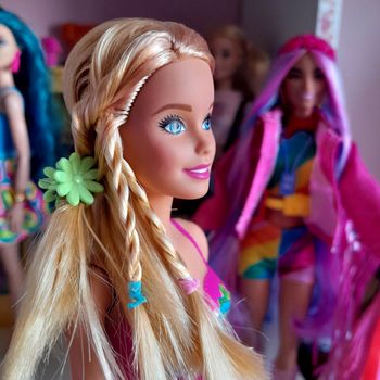Poupée barbie à la peau bronzée Soline l'aventurière d'Azur
