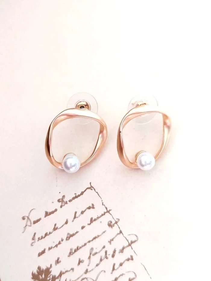 Magnifique paire de boucles d'oreilles doré et perles blanches - photo numéro 5