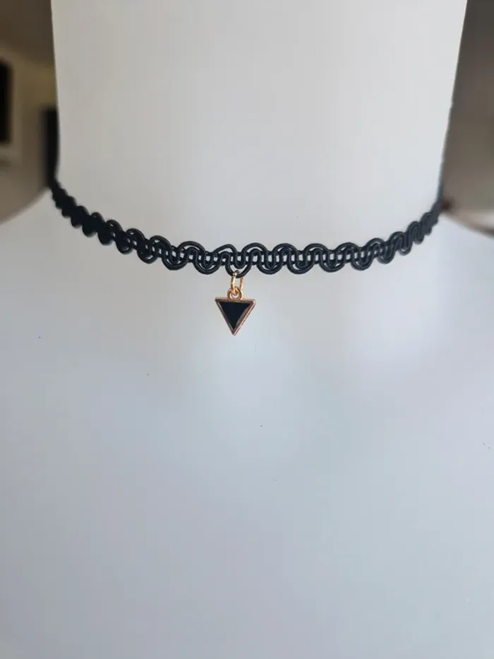Collier fantaisie ras de cou noir pendentif triangle