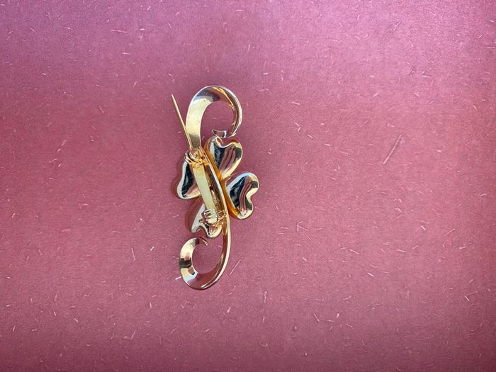 Broche vintage trèfle avec perle sur une note de musique en métal doré - photo numéro 9