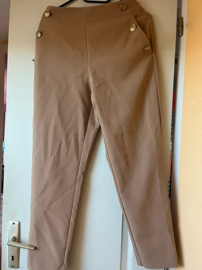 pantalon beige avec bouton dorée zara