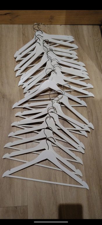 Lot de 20 cintres en bois