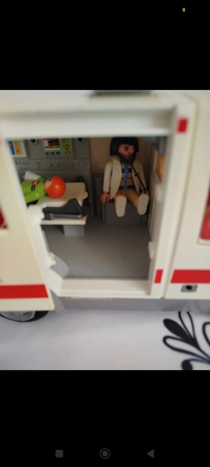 Ambulance lumineuse Playmobil avec 5 personnages et accessoires Playmobil - photo numéro 9