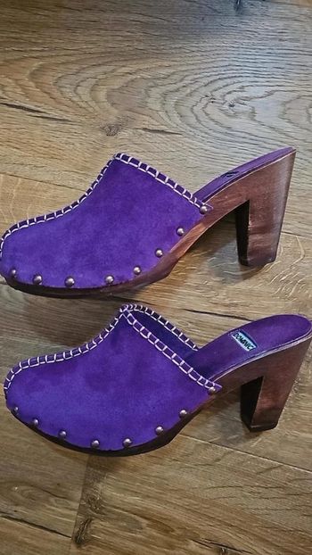Sabot artisanal en bois et nubuk violet à clous