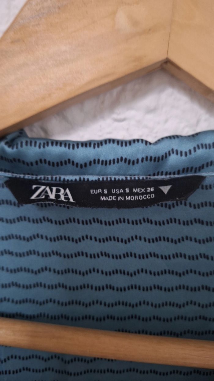 💙 Chemise satinée Zara – bleu à motifs – taille S - photo numéro 2