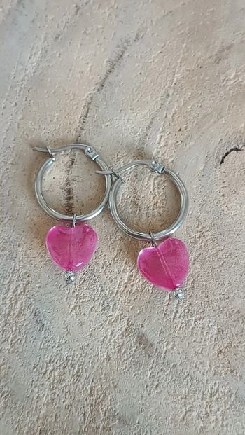 Jolies créoles en acier inoxydable et perle coeur en verre