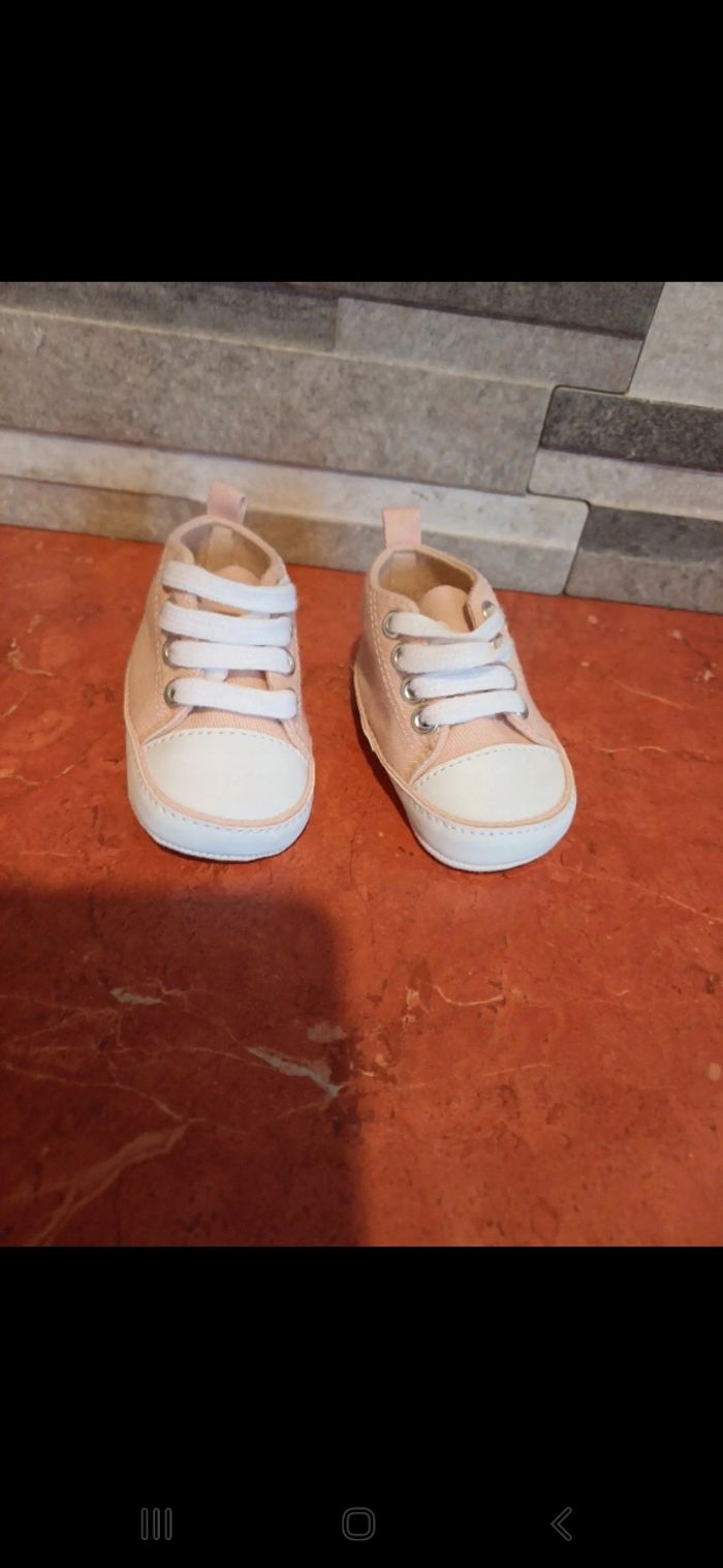 Chaussures bébé taille 0 / 3 mois - photo numéro 2