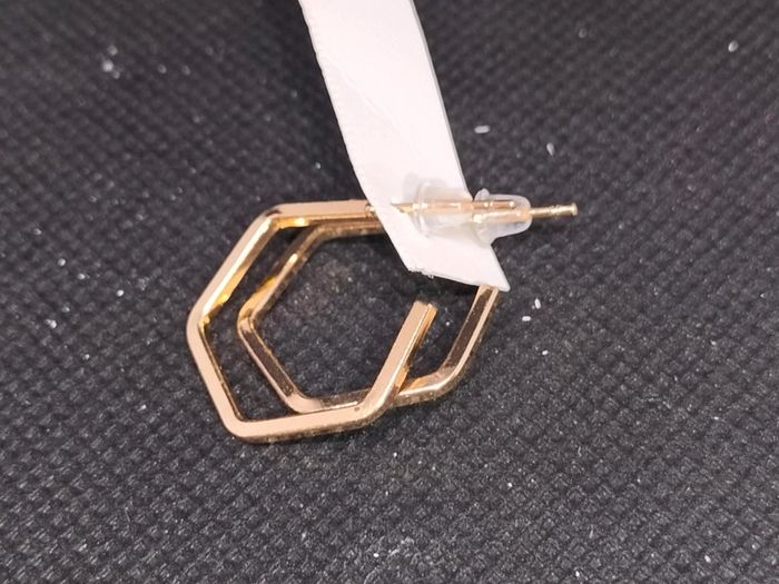 Boucle d'oreille doré hexagonale - photo numéro 2