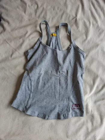 débardeur de sport taille M, marque BSK sport, gris en très bon état