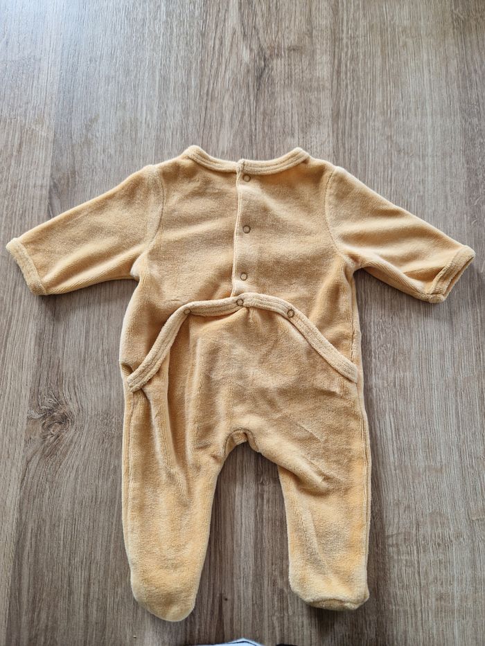 👶 Pyjama en velours jaune – Taille Naissance (0 mois) - photo numéro 2