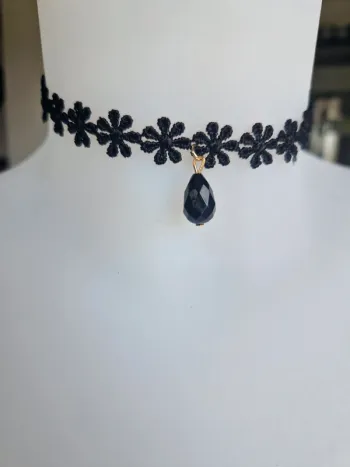 Collier fantaisie ras de cou choker noir avec fleurs et perle