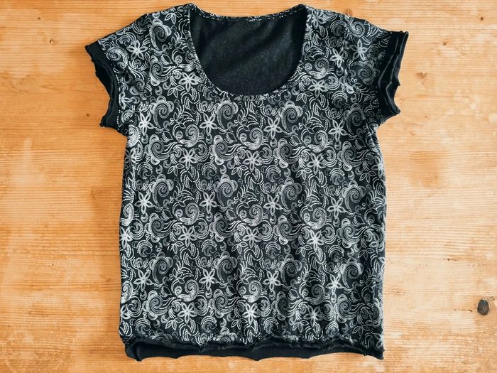 🖤 Top Noir à Motifs Blancs – Taille 46/48 – Chic & Confort au Quotidien - photo numéro 3
