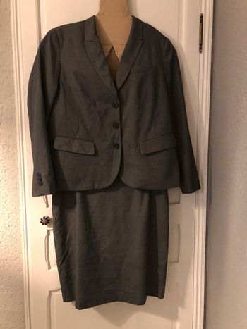 AN92: Tailleur veste/jupe gris effet fines rayures T 46/48 porté 1 fois