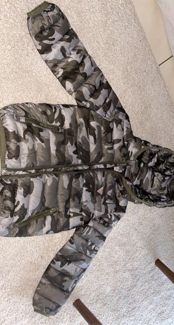 Doudoune Guess très bon état 4 ans