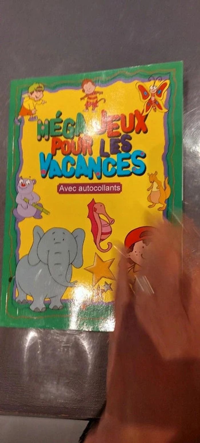 Livre activités coloriage jeux gommettes