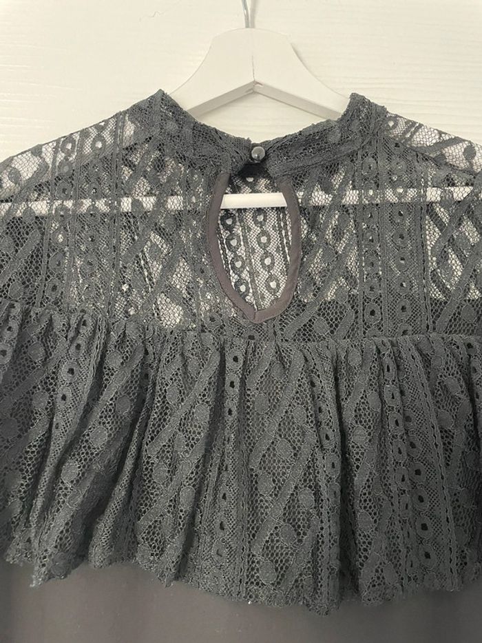Haut blouse noire élégante unie col en dentelle sans manches - photo numéro 6