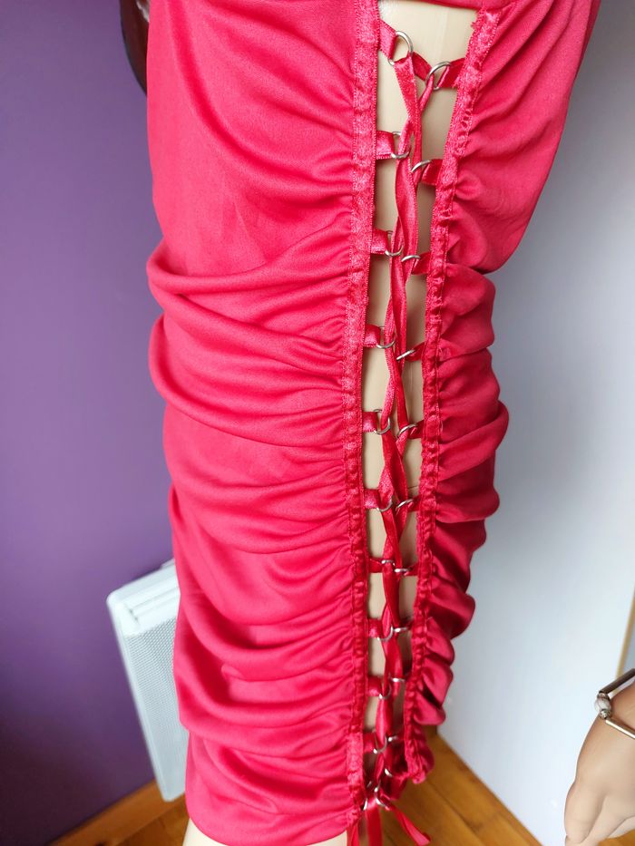 Robe moulante rouge satiné & lacés au look sexy / Taille 40 L - photo numéro 7