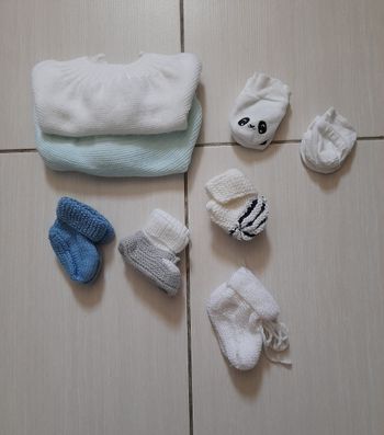 Vêtements naissance / 1 mois
2 gilets : 2€ pièce 
Moufles : 1€ pièce 
Chaussons : 1€ pièce