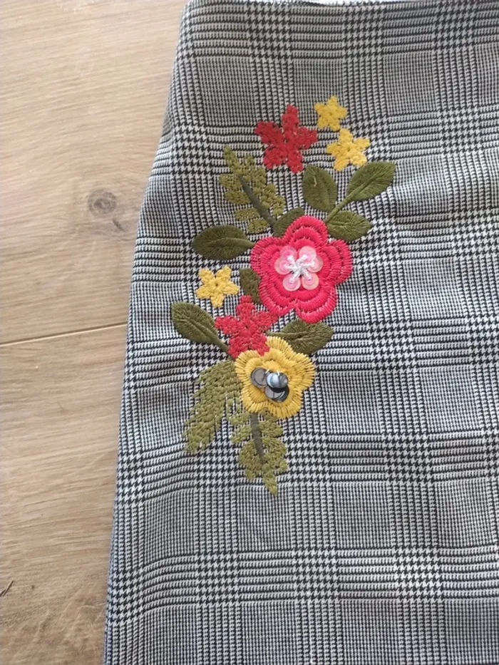 Jupe XS carreaux Bershka broderies - photo numéro 2