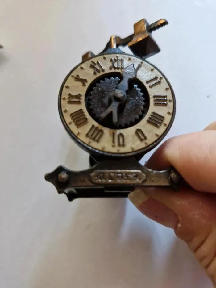 Taille crayon métal horloge - photo numéro 3
