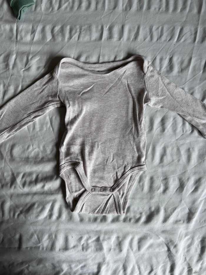 Lot de 6 bodys manche longue, taille 6 mois.