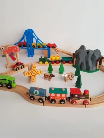 Tunnel, pont bleu, voiture Brio et train Janod