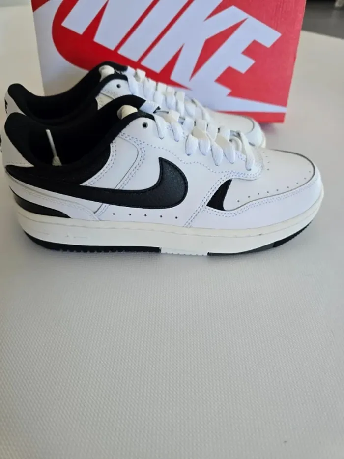 Basket nike dunk noir et blanche - photo numéro 3