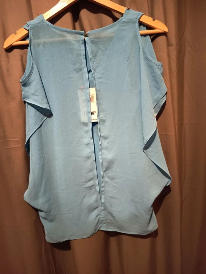Tunique bleue. Dessous débardeur attaché avec un dessus manches chauve souris. Marque Jennyfer - photo numéro 2