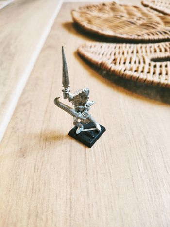 🪖Figurine métal sur socle l'Elfe sorcier maraudeur armé marque Warhammer games workshop
