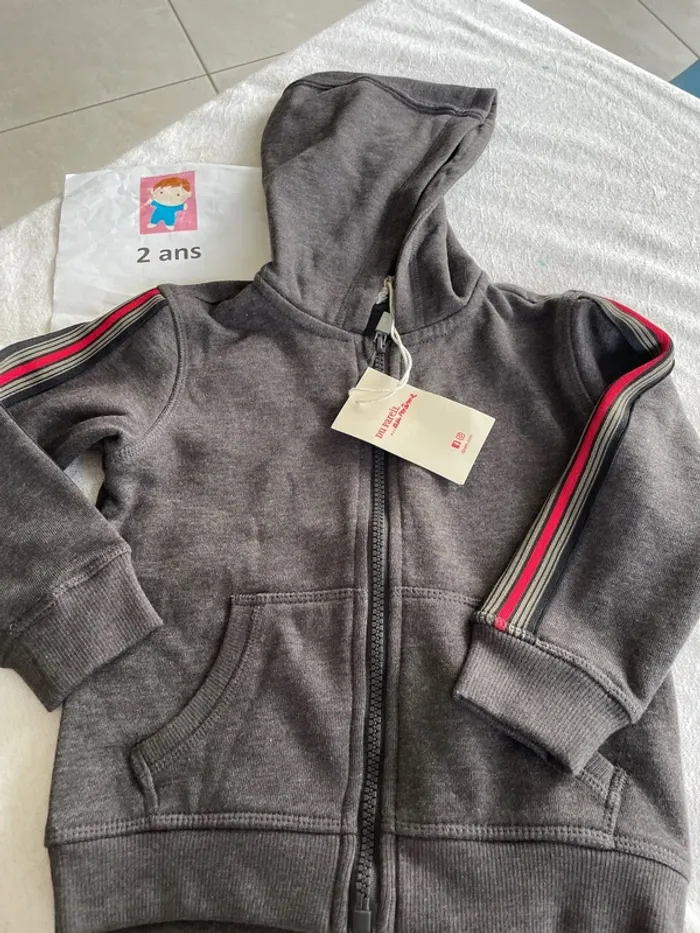 Gilet dpam 2 ans neuf