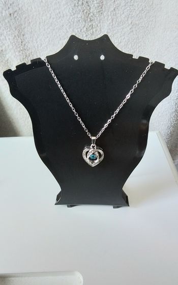 Collier forme cœur argenté petite pierre bleue cristal acier inoxydable neuf dans son emballage d'origine

