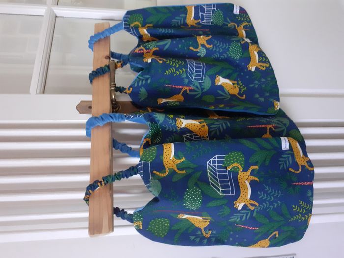 Bavoirs - Lot de 4 Serviettes de cantine maternelle élastiquées: Jungle jaguar bleu (R4/2025) - photo numéro 4