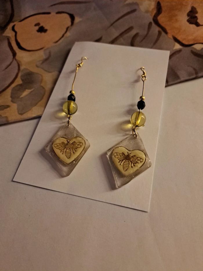 Boucles d'oreilles pendante en résine jaune et noir - photo numéro 3