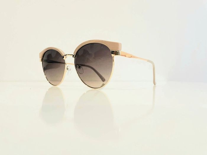 Lunette de soleil femme beige et dorée verres dégradés UV protection catégorie 2 - photo numéro 3
