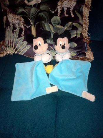 Lot de 2 doudous Mickey mouse