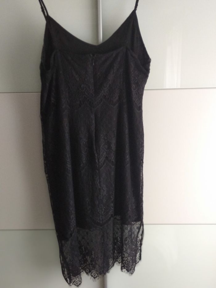 Petite robe noire à bretelles - photo numéro 2