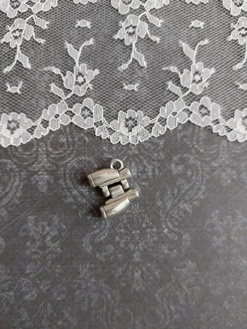 pendentif paire de jumelle d'observation, couleur argenté