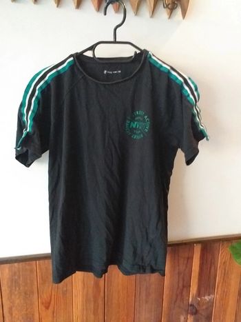 T-shirt avec bande verte sur les épaules