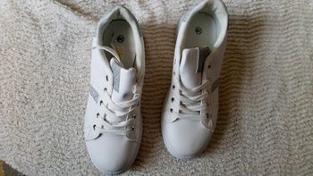 Basket Femmes blanche et argentée Pointure : 38