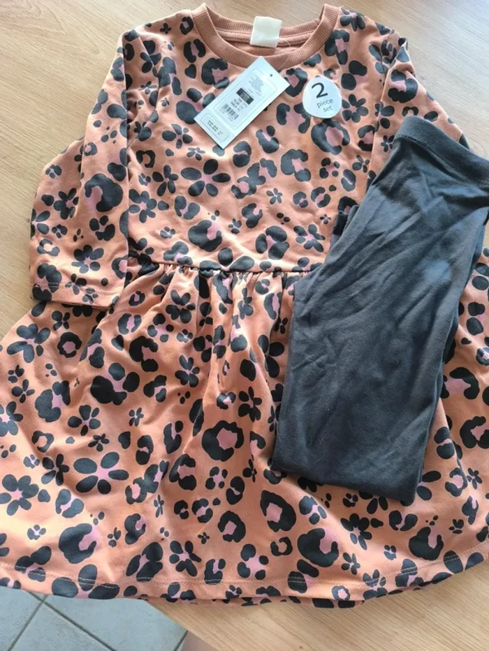 Ensemble robe et legging , neuf , avec étiquette,taille 5 ans , fille