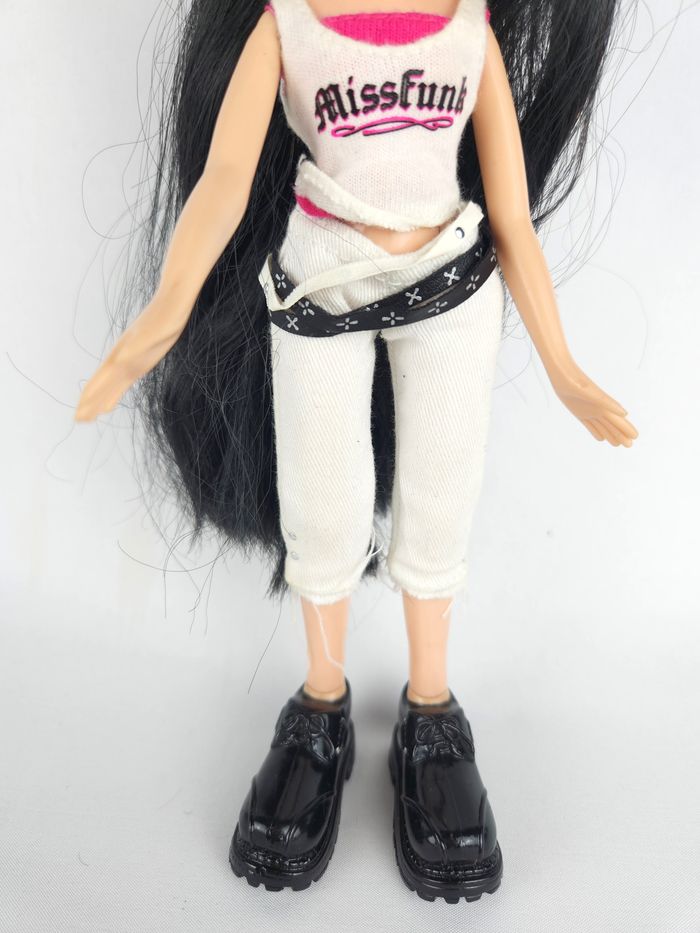 Poupée Bratz Vintage - Miss Funk - Cheveux Noirs Longs - Pantalon Blanc - photo numéro 3