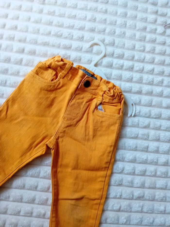 Jean garçon 24/36mois 💛🖤 - photo numéro 2