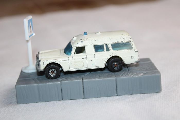 Lesney Mercédes  Benz ambulance - photo numéro 2