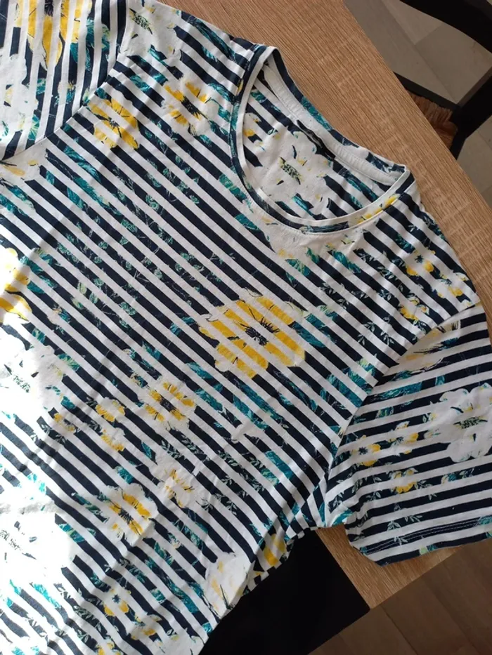 Tee-shirt fleuri T.M - photo numéro 6