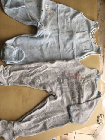 Lot de deux pyjamas 12 mois absorba et petit bateau