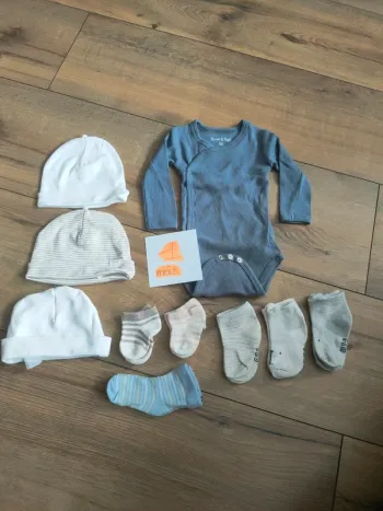 Lot 1 mois (bonnets body chaussettes)