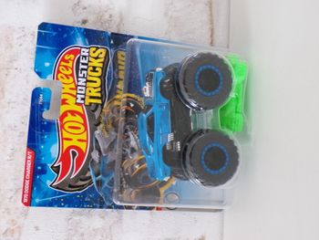 Monster trucks - Hot Wheels - Dodge Charger (J24)