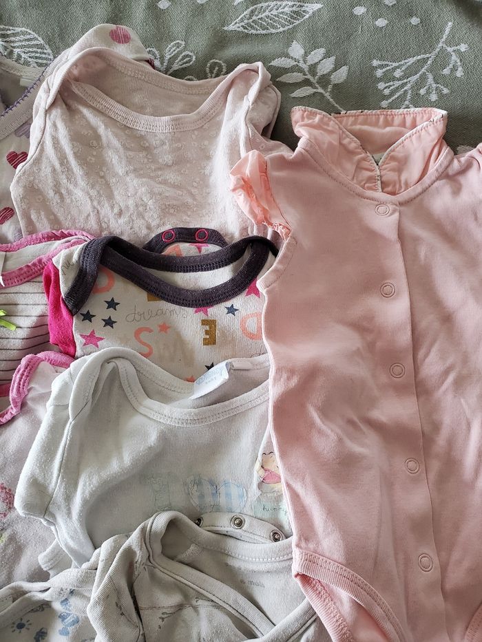 lot de 13 bodies 6 mois - photo numéro 3